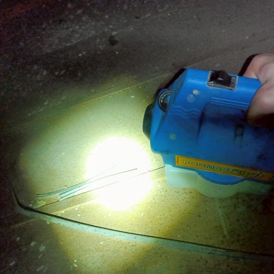 屋根裏に除菌・殺虫剤を散布する様子