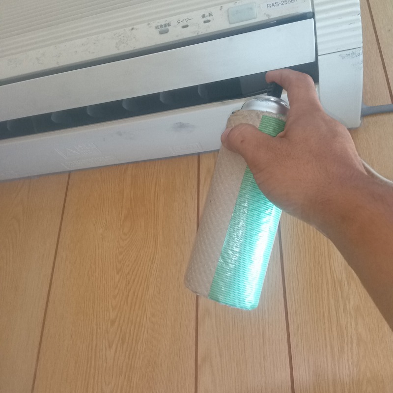 エアコンまわりに忌避スプレーを散布