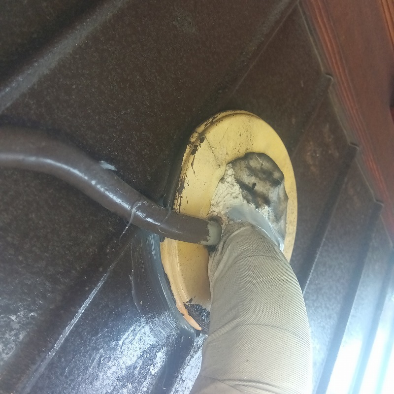 エアコンのドレンホースが通る穴のすき間をパテで封鎖