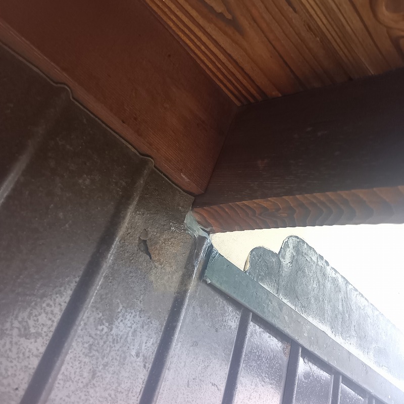 天井の柱と壁のつなぎ目のすき間をパテで封鎖