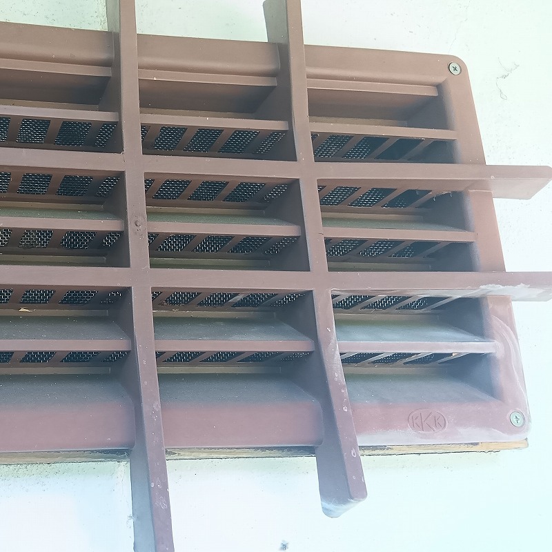 軒下の破損箇所に木材を取り付け修復した様子