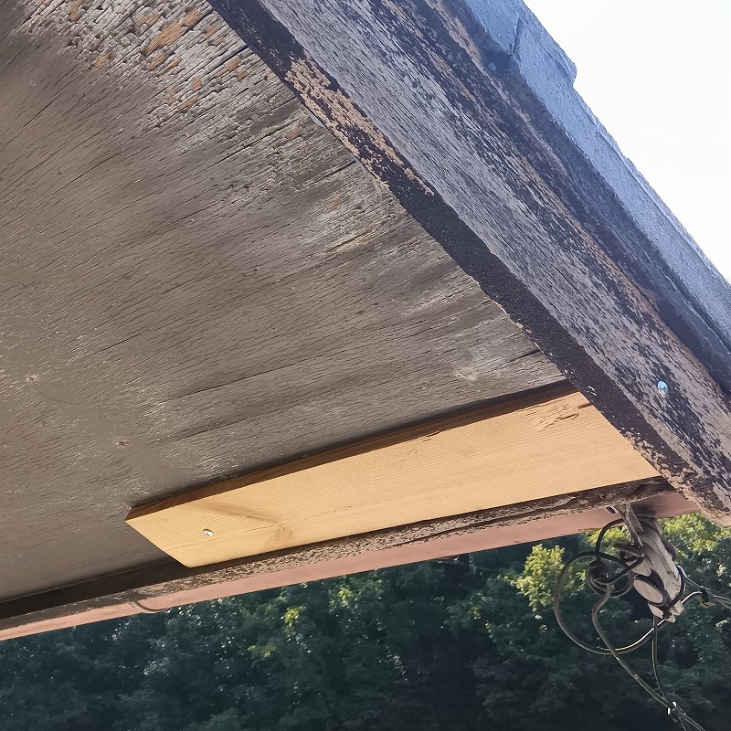 換気口のすき間をネットで封鎖した様子