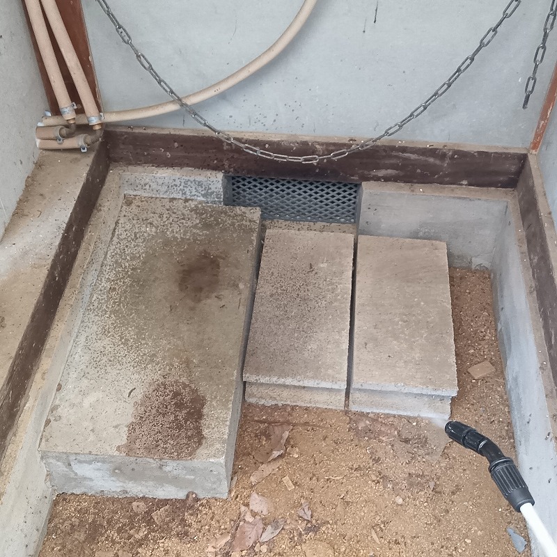 除菌・消臭剤を散布する様子