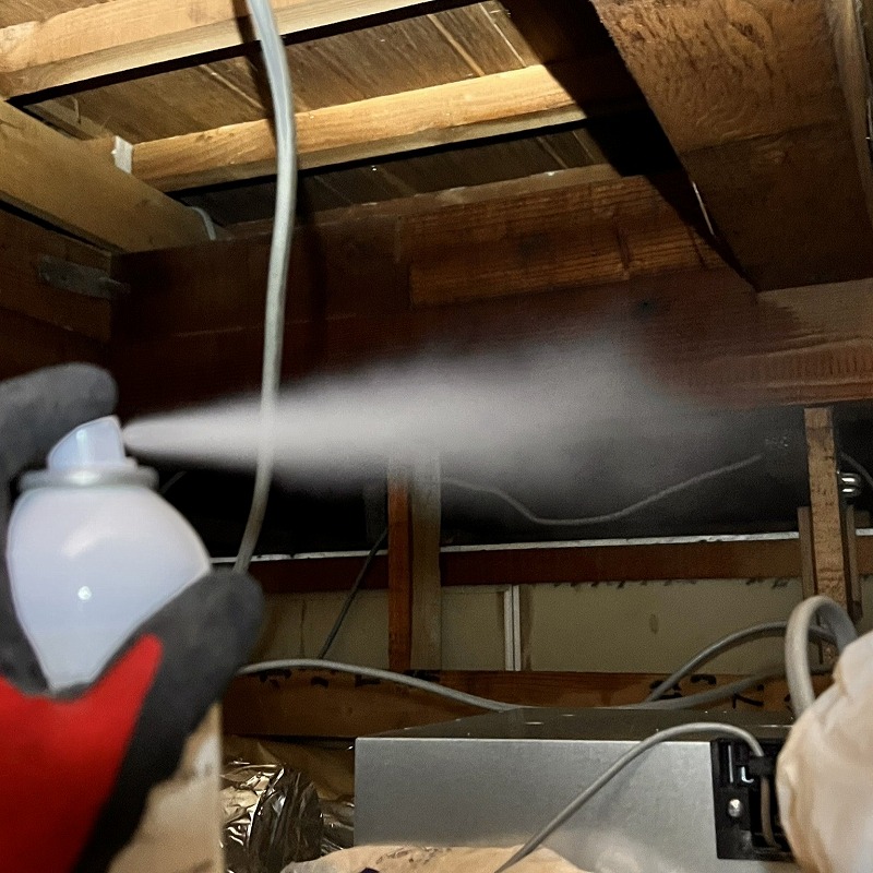 屋根裏に忌避スプレーを散布