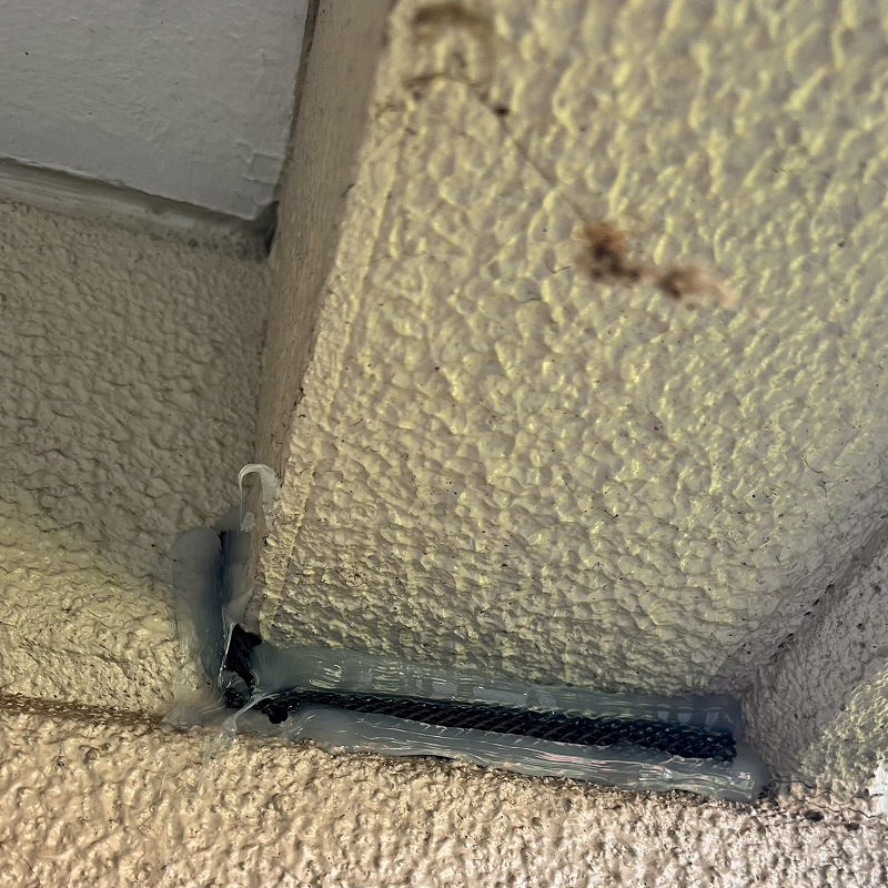 外壁のつなぎ目のすき間をパテとネットで封鎖