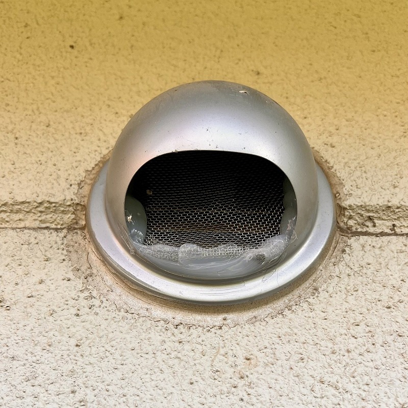 換気扇の排気口にネットを取り付けパテで固定