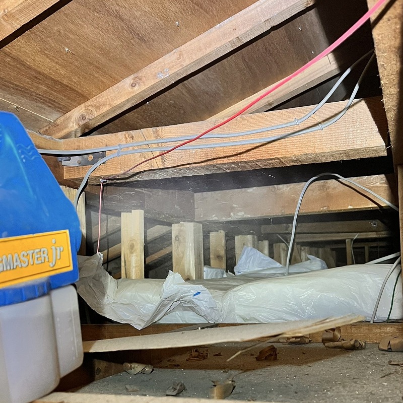 噴霧器で屋根裏に薬剤を散布