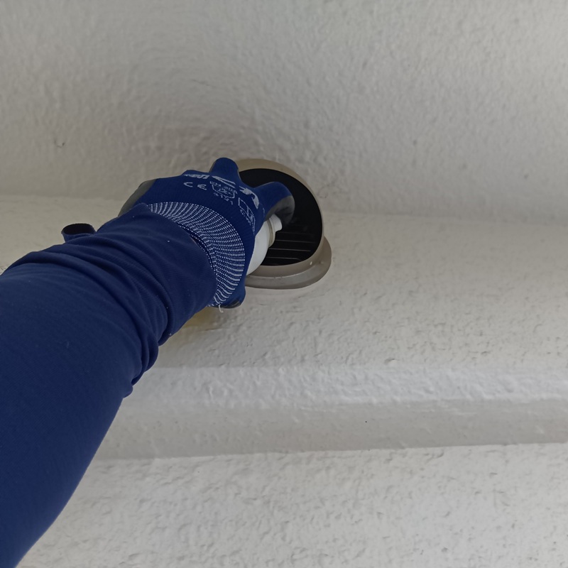 排気口に忌避剤を散布