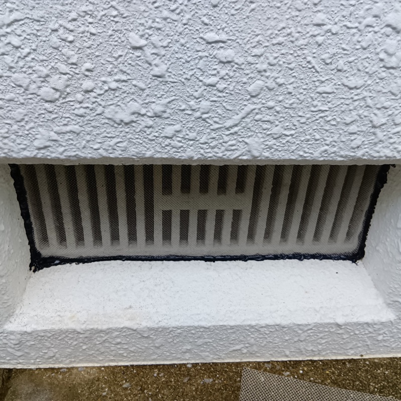 床下換気口に金網を設置