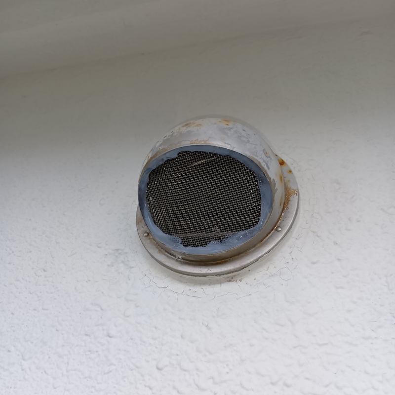 排気口に金網を設置