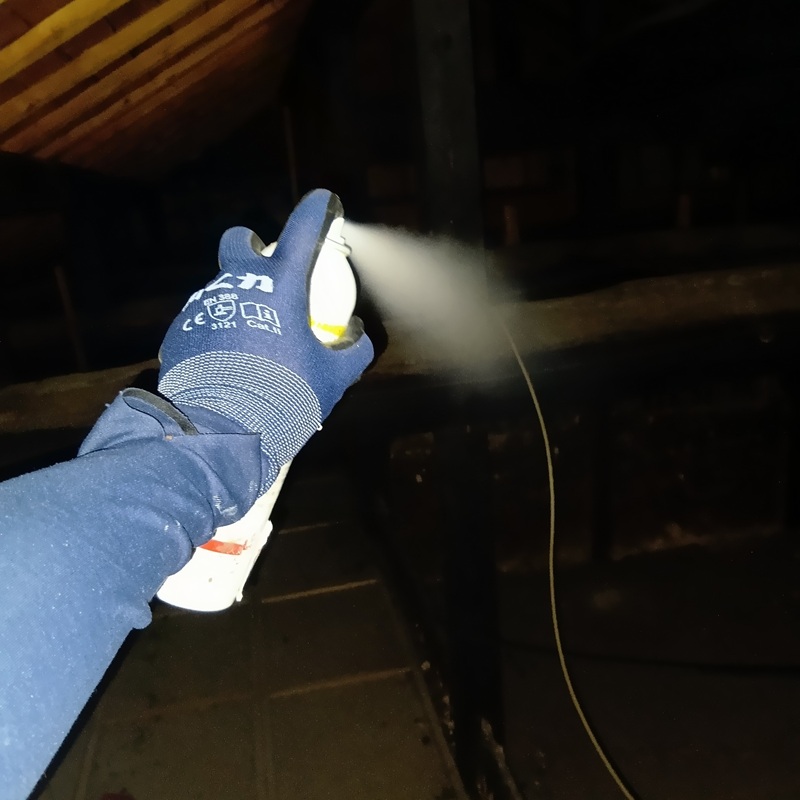 屋根裏に忌避剤を散布