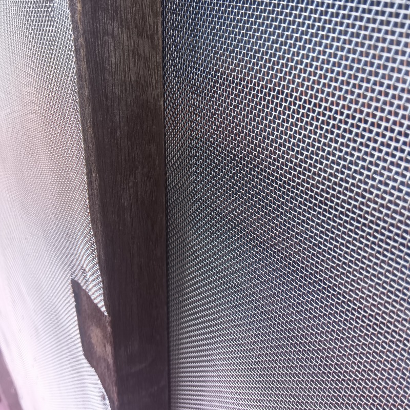 雨戸に金網を設置