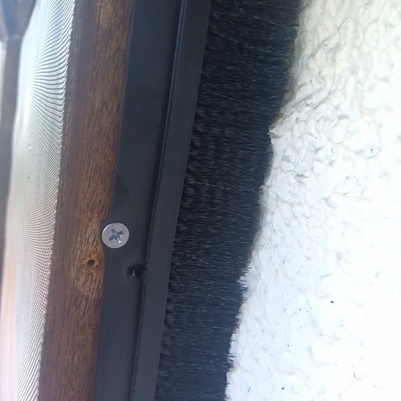 雨戸とサッシのすき間にモヘアテープを設置