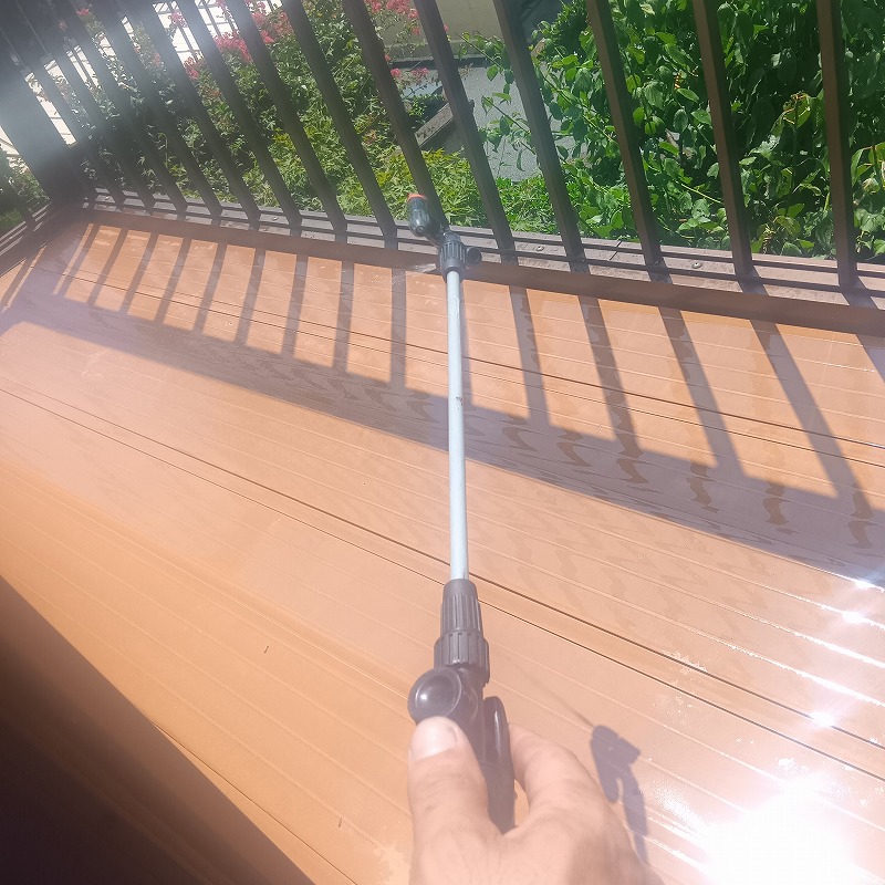 ベランダ全体に除菌・消臭剤を散布