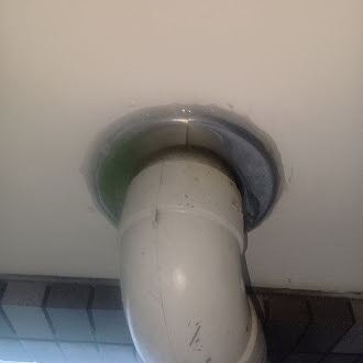 配管の通る穴のまわりのすき間を封鎖した様子