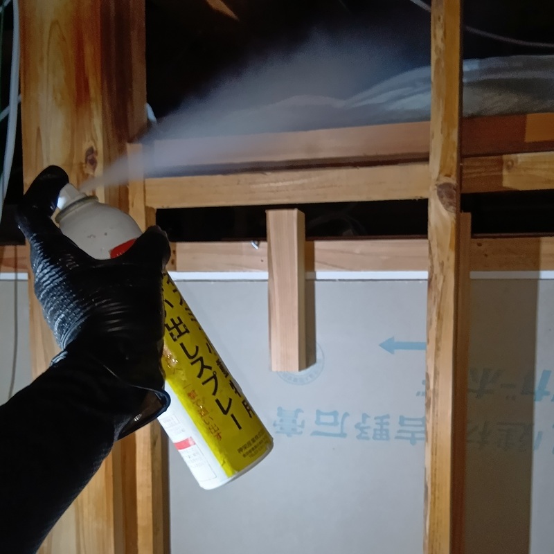 屋根裏に忌避剤を散布