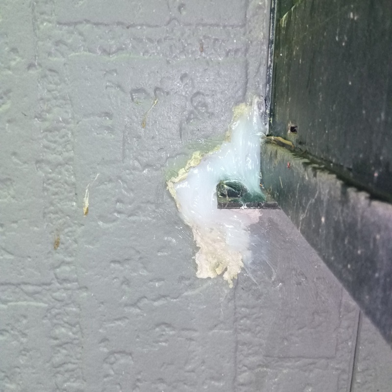 外壁の穴をふさいだ様子