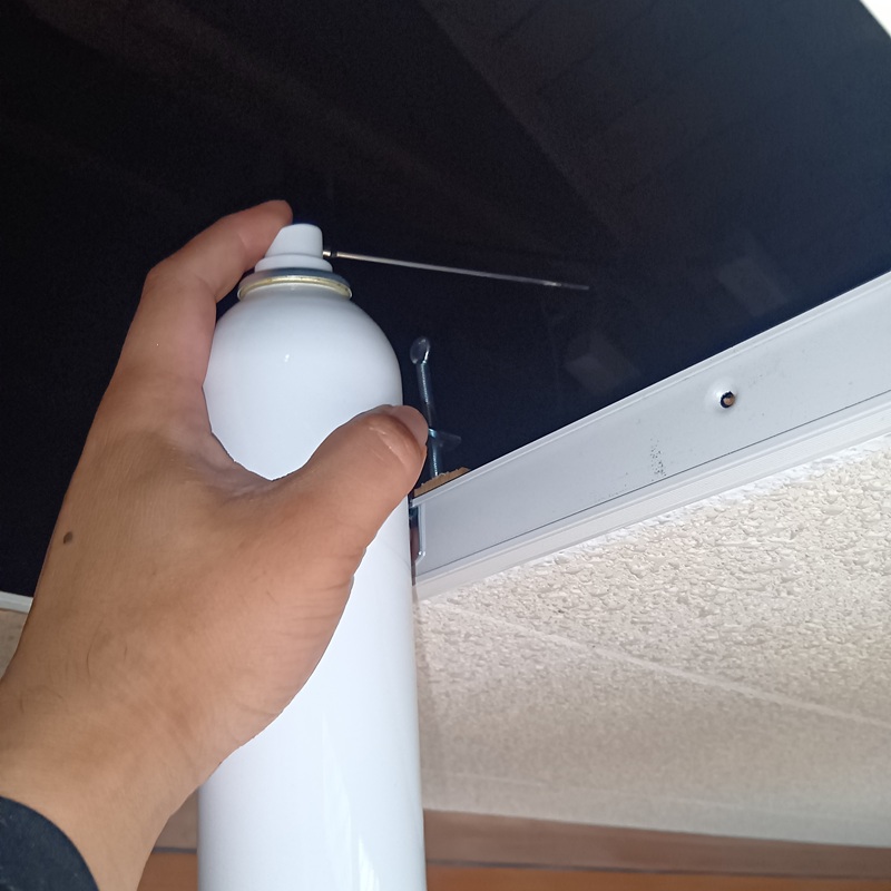 天井裏に忌避剤を散布する様子