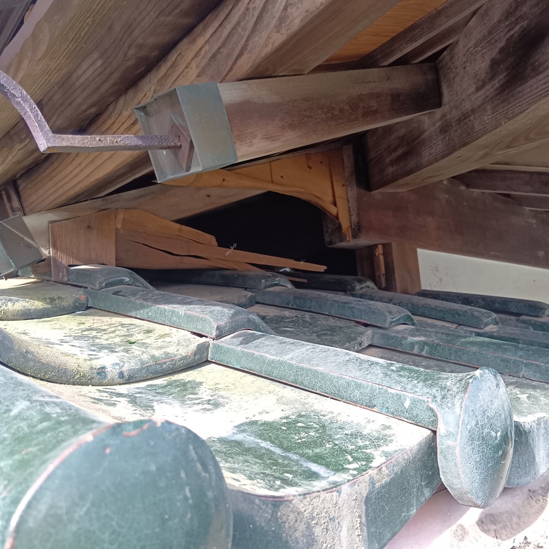 屋根にできたすき間