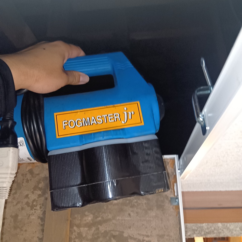 天井裏に除菌・殺虫剤を散布する様子