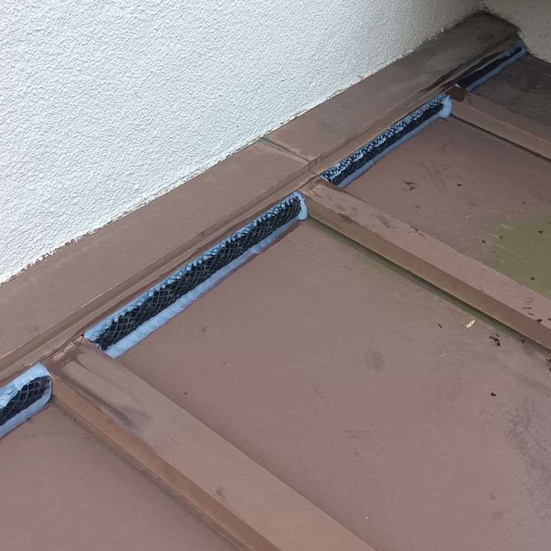 屋根のすき間に防鼠ネットを設置