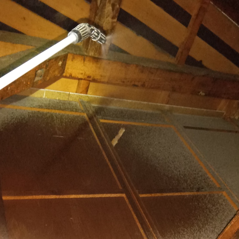 屋根裏に殺虫剤を散布