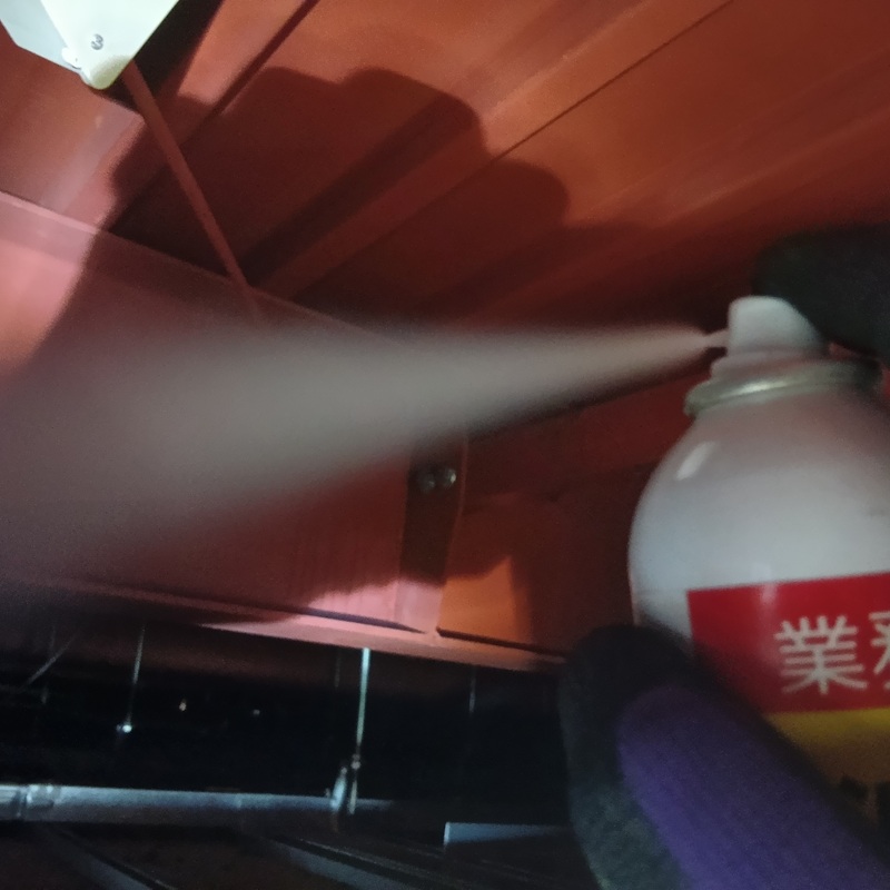 天井裏に忌避剤を散布