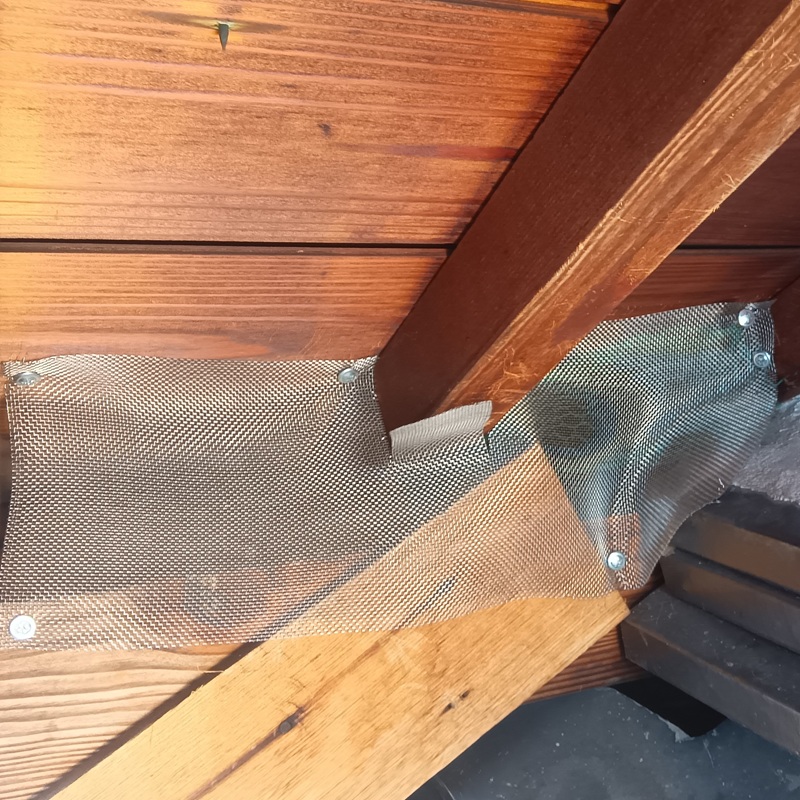 屋根のすき間を封鎖