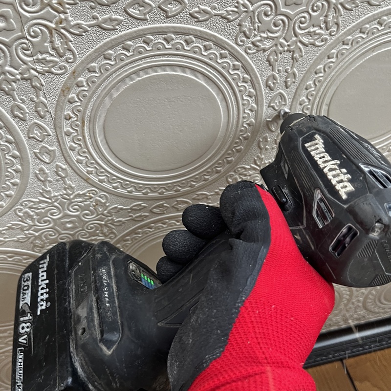 天井に穴を開ける様子