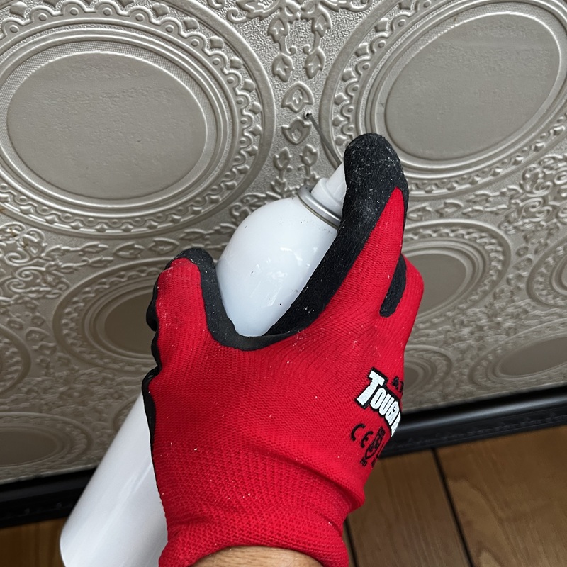 天井裏に忌避剤を散布する様子