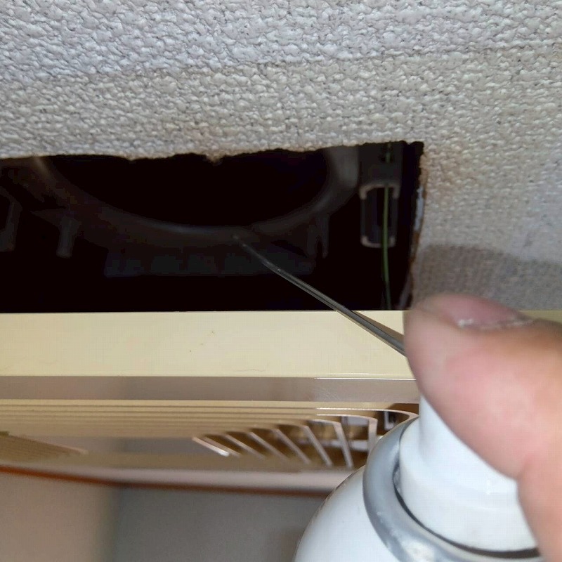 換気扇を取り外し内部にも忌避スプレーを散布