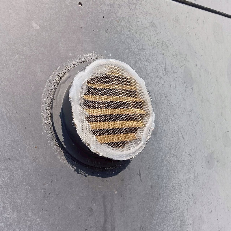 換気口のすき間をネットで封鎖