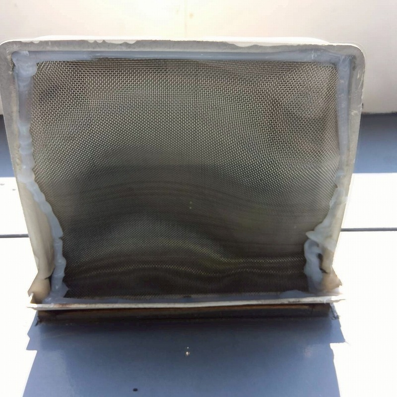 換気扇の排気口をネットで封鎖