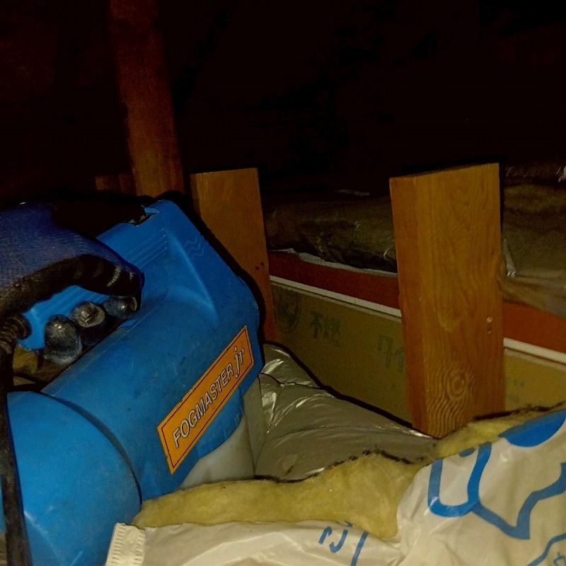 噴霧器で薬剤を散布する様子