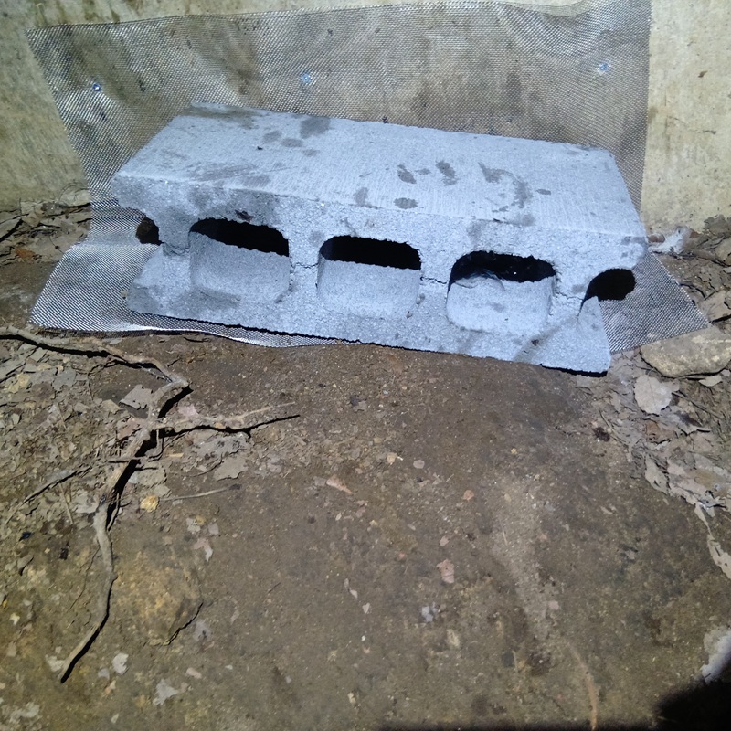 侵入口を金網とブロックで封鎖