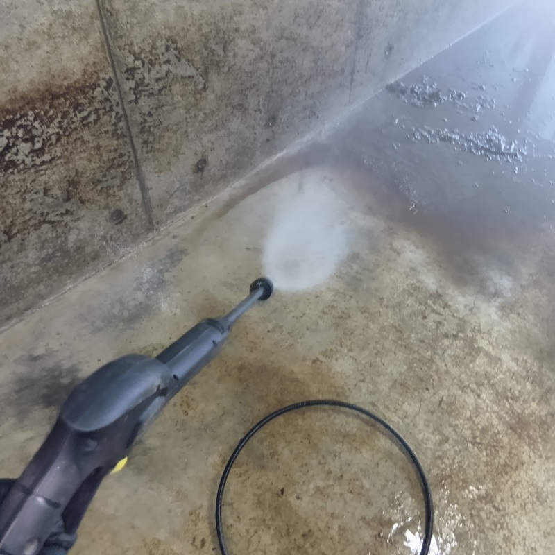 高圧洗浄機で清掃