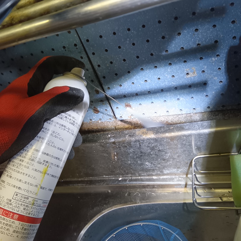 シンクのすき間に忌避剤を散布する様子