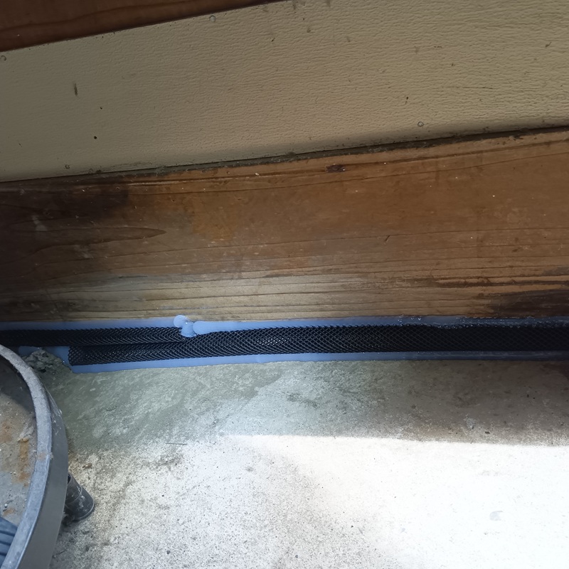 土間のすき間を封鎖した様子