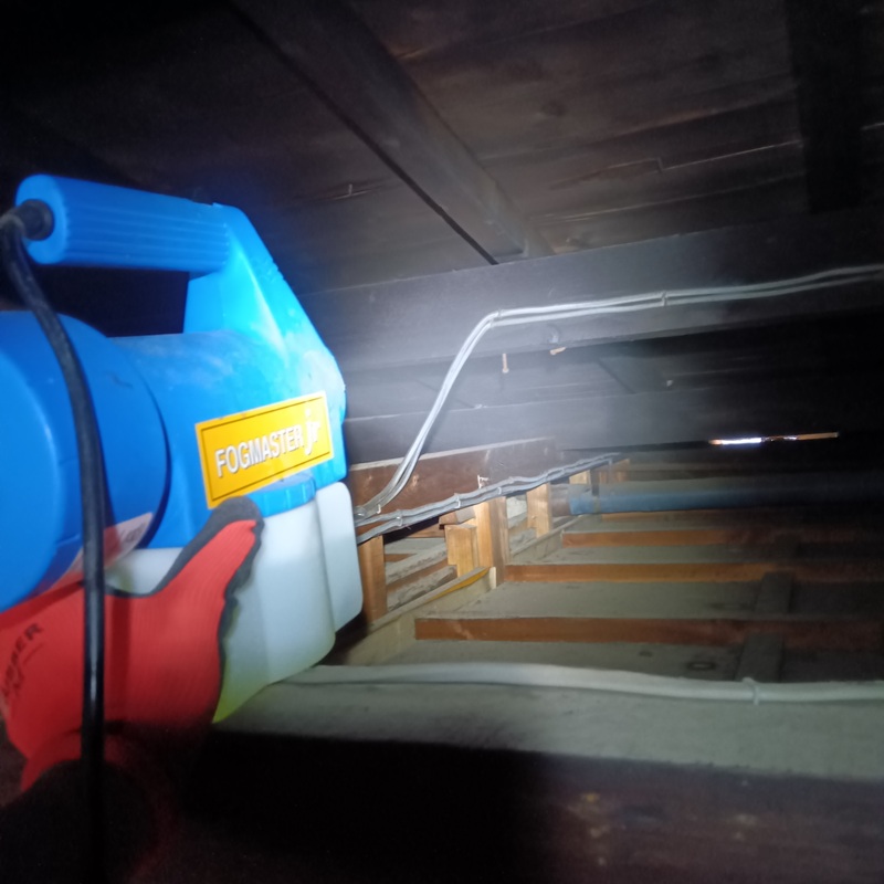 屋根裏に除菌・消臭剤を散布する様子