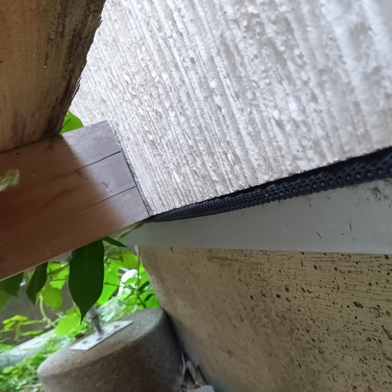 基礎部分のすき間をネットで封鎖した様子