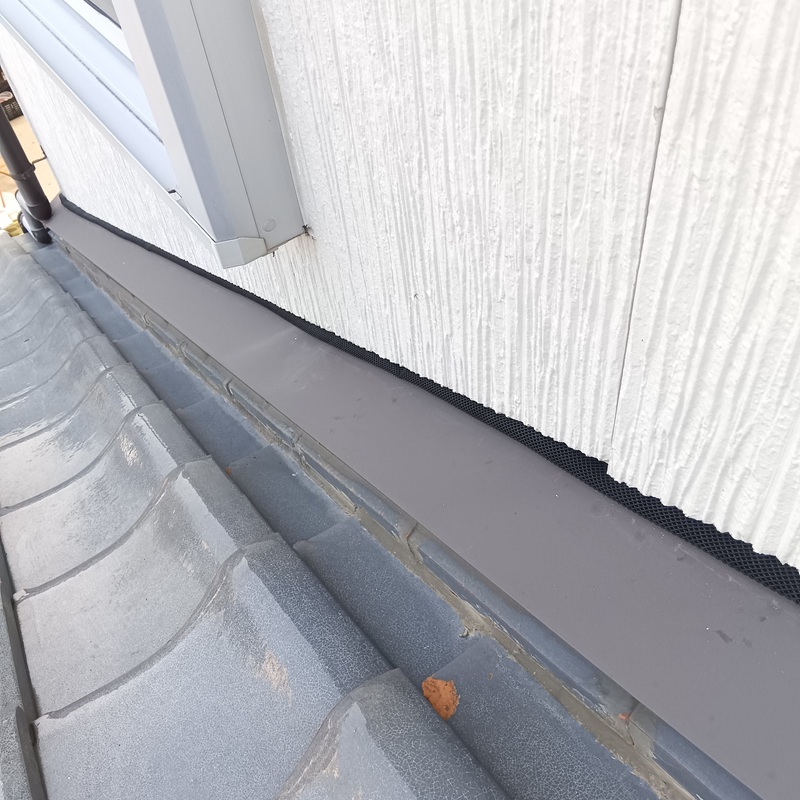 屋根接合部のすき間をネットで封鎖した様子