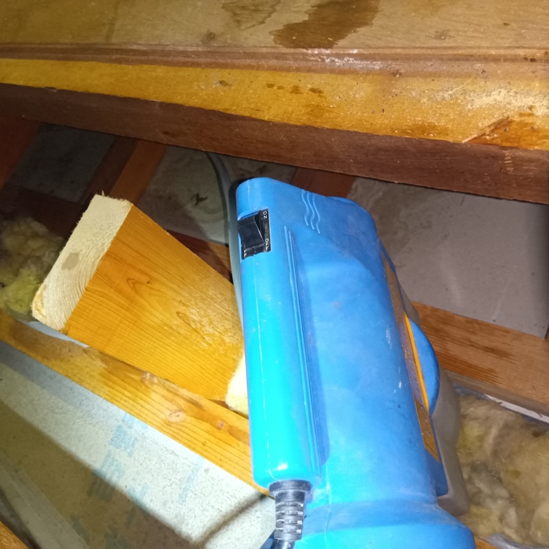 屋根裏除菌・殺虫剤散布の様子