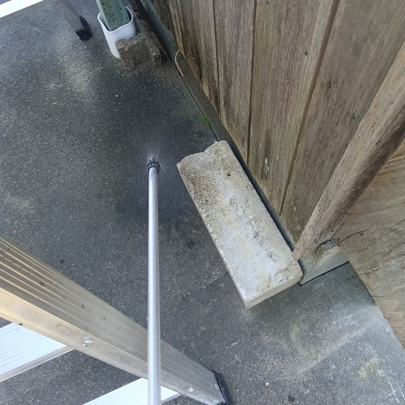 周辺の地面にも除菌剤を噴霧