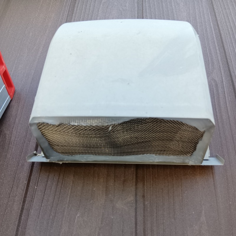 換気扇排気口に金網を設置