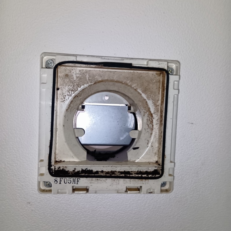 フン害で汚された換気扇内