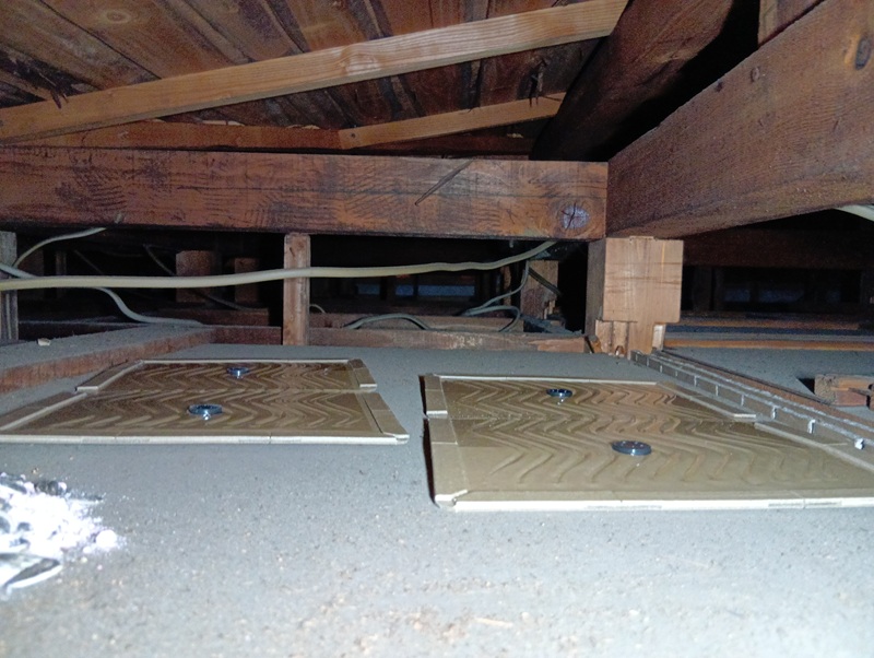 屋根裏に設置した粘着シート