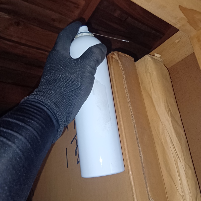 屋根裏に忌避剤を散布