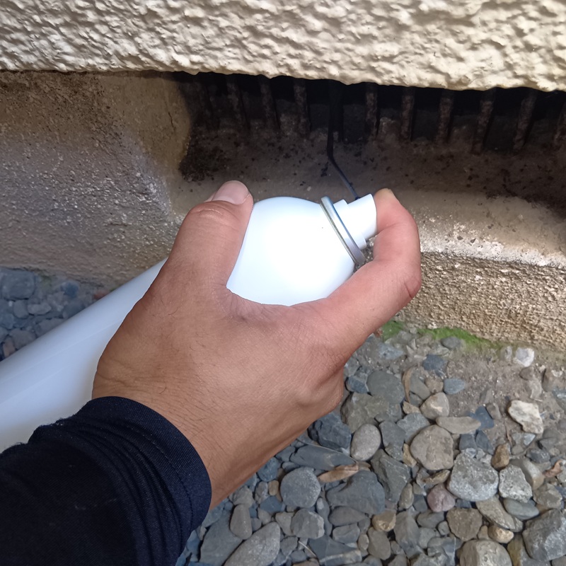 床下に忌避剤を散布