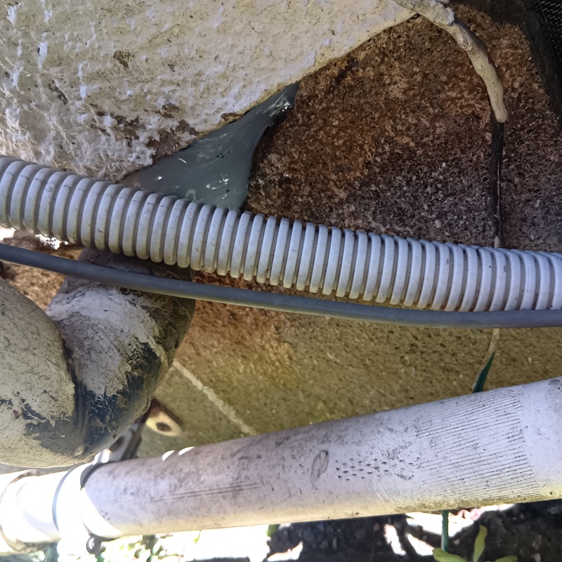 基礎部分の穴をパテで封鎖