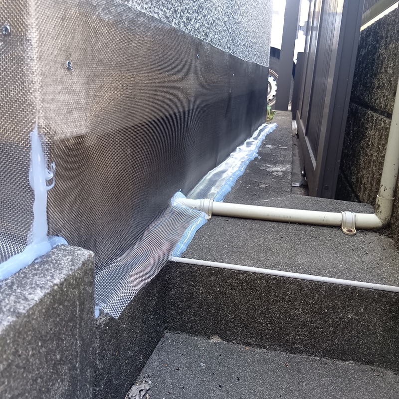 基礎部分を金網でカバー